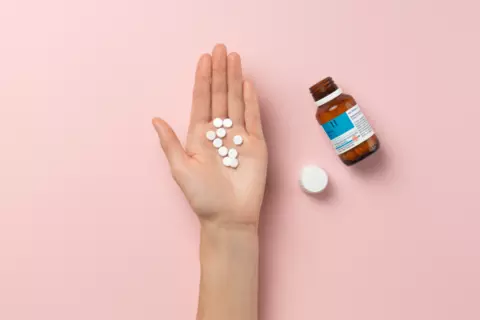 Hand auf der Tabletten liegen