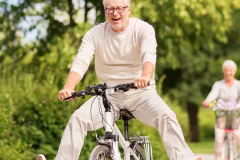Älteres Paar auf dem Fahrrad