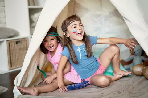 Kinder spielen im Zelt