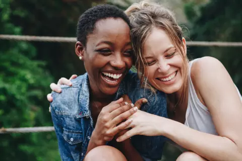 Freundinnen die gemeinsam lachen