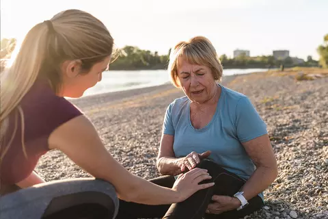 Frau hat Schmerzen am Knie