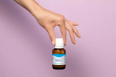 Hand hält das DHU Schüßler-Salz Nr. 7