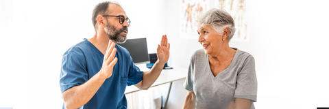 Heilpraktiker spricht mit Patientin