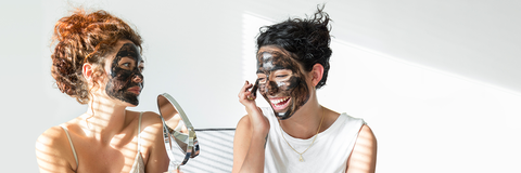 Zwei junge Frauen mit Gesichtsmasken