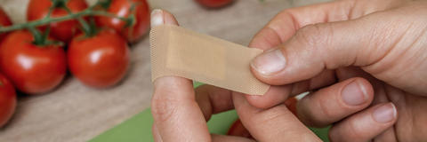 Verwendung eines Pflasters bei einer Schnittverletzung
